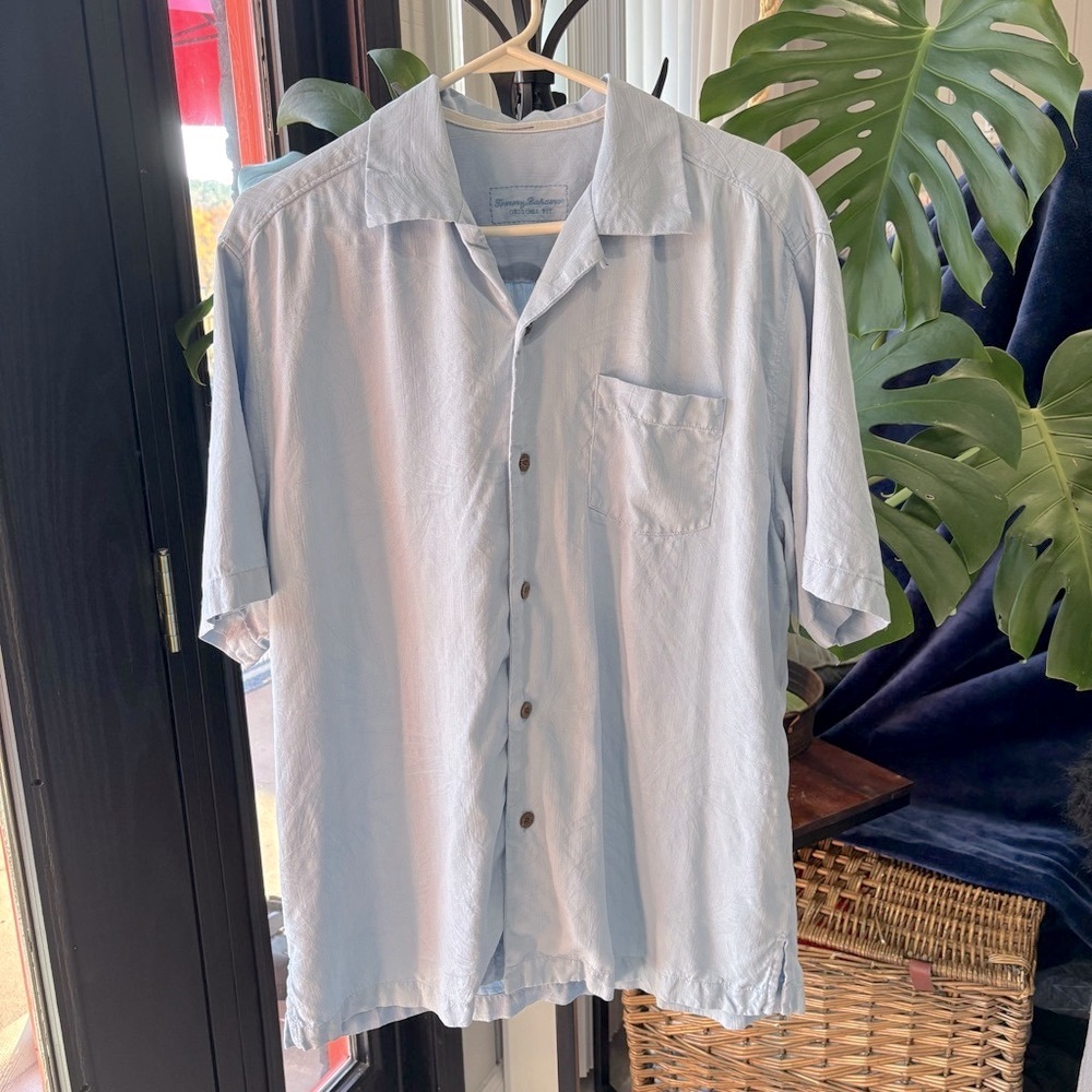 Tommy Bahama Original Fit light blue button down short sleeve shirt 100% silk MM